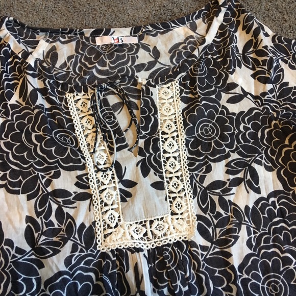 SALE! 3/15$ A&B Crochet Trim Coverup/Tunic - Picture 3 of 8
